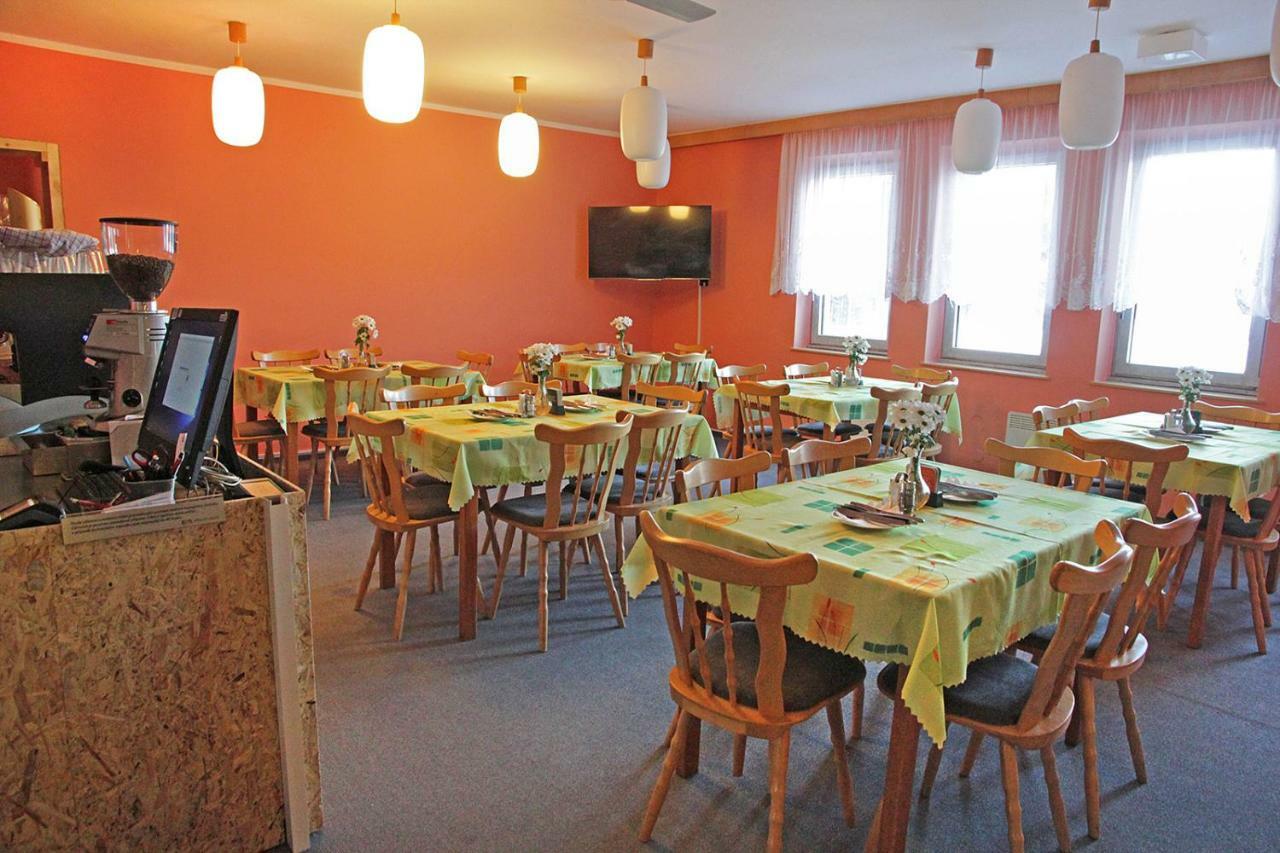 Hôtel Pod Javorem à Velké Karlovice Extérieur photo
