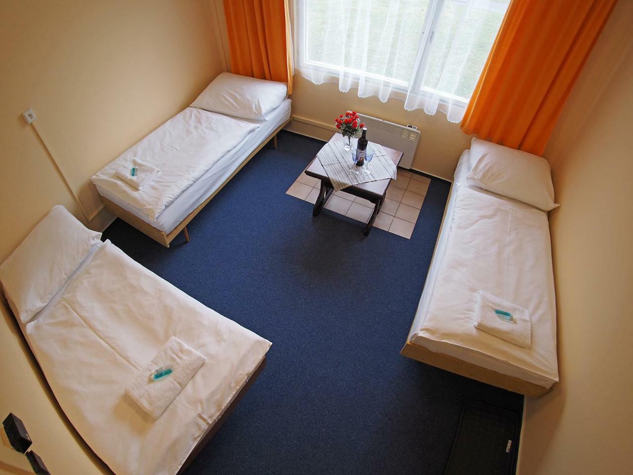 Hôtel Pod Javorem à Velké Karlovice Extérieur photo